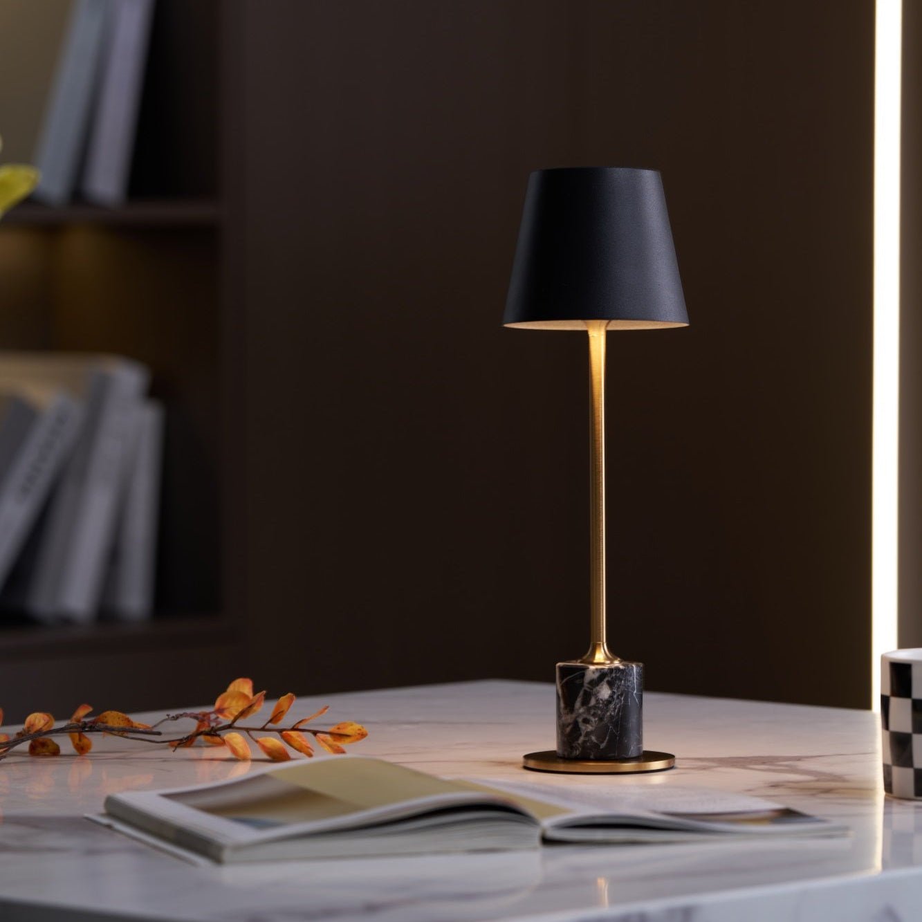 Lampe à poser moderne Alastair en Marbre Noir et doré