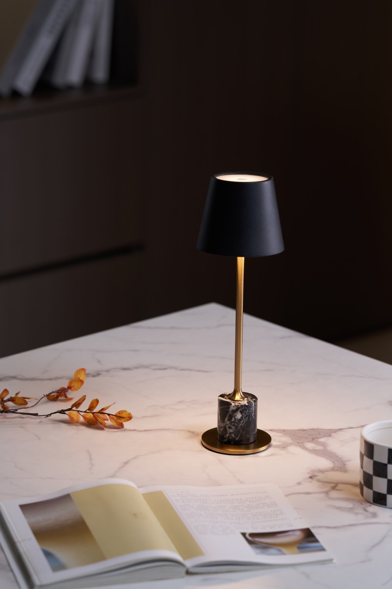 Lampe à poser moderne Alastair en Marbre Noir et doré