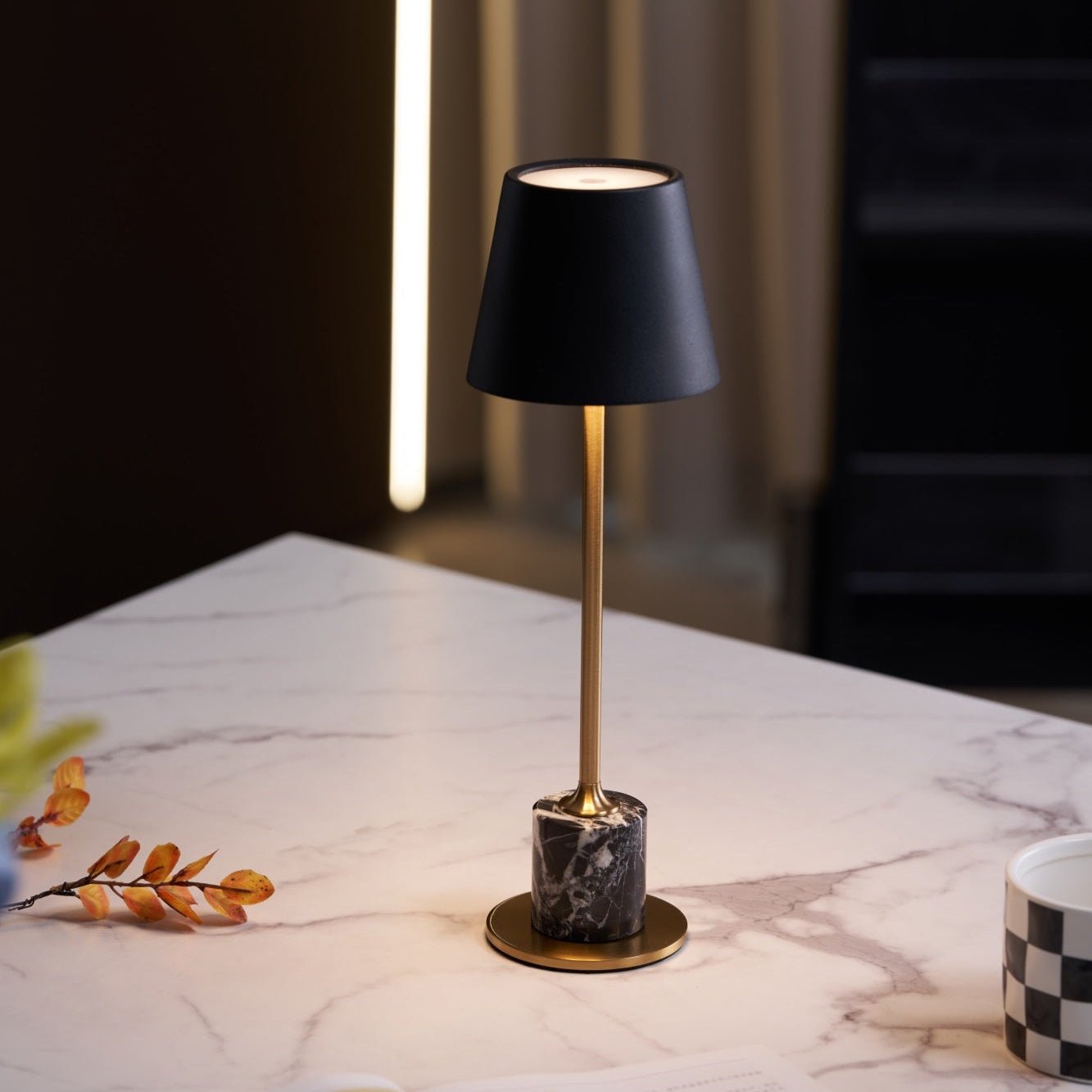Lampe à poser moderne Alastair en Marbre Noir et doré
