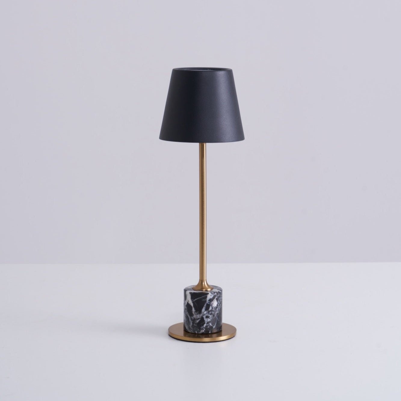 Lampe à poser moderne Alastair en Marbre Noir et doré