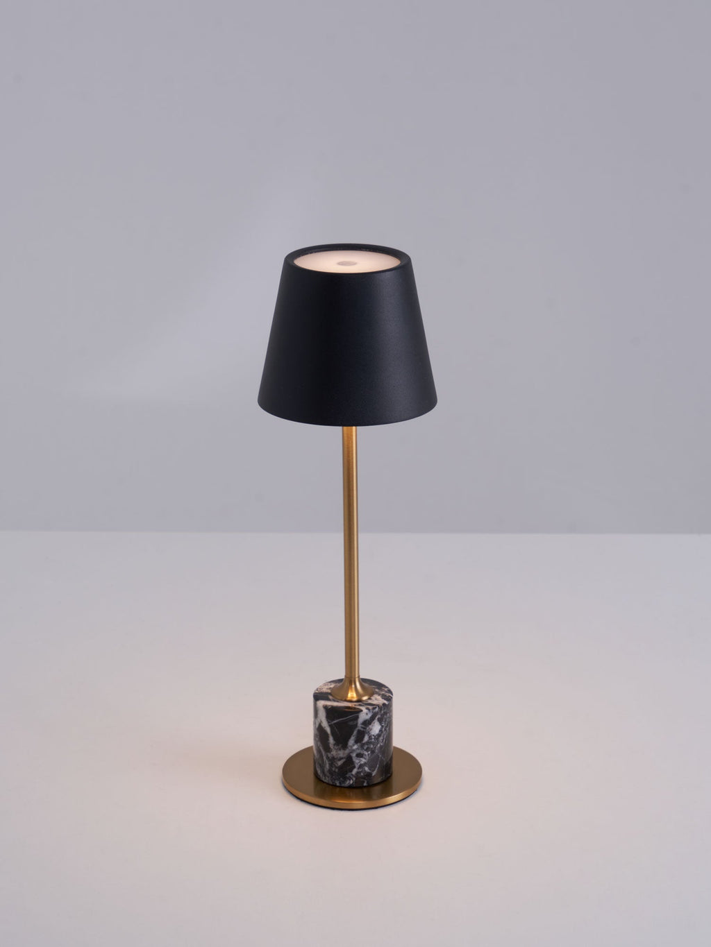 Lampe à poser moderne Alastair en Marbre Noir et doré