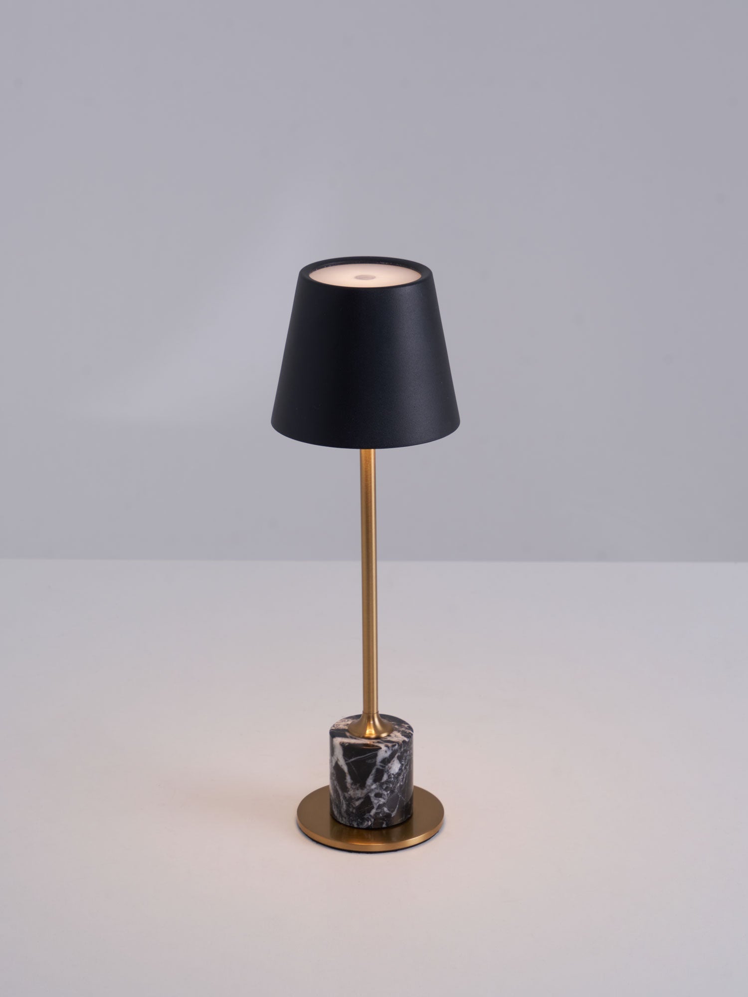 Lampe à poser moderne Alastair en Marbre Noir et doré