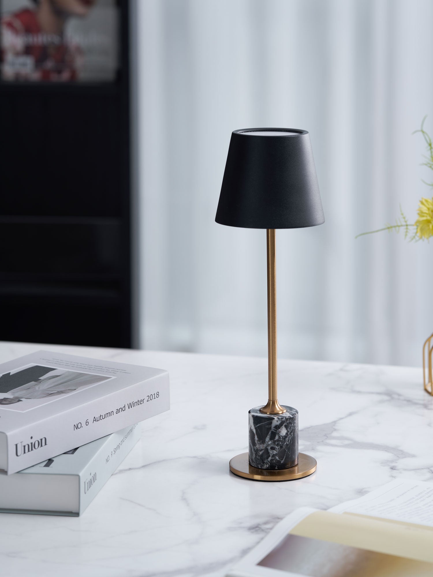 Lampe à poser moderne Alastair en Marbre Noir et doré