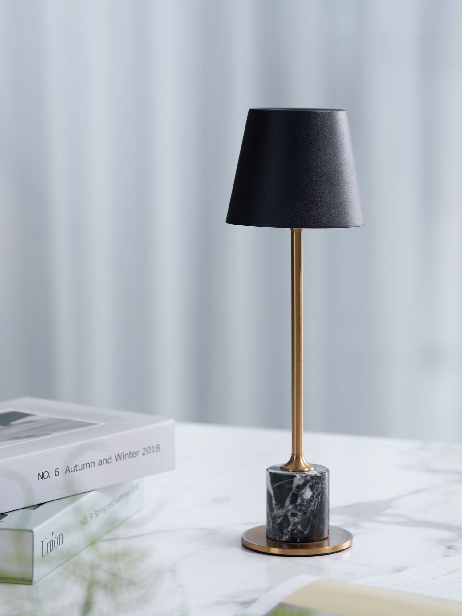 Lampe à poser moderne Alastair en Marbre Noir et doré