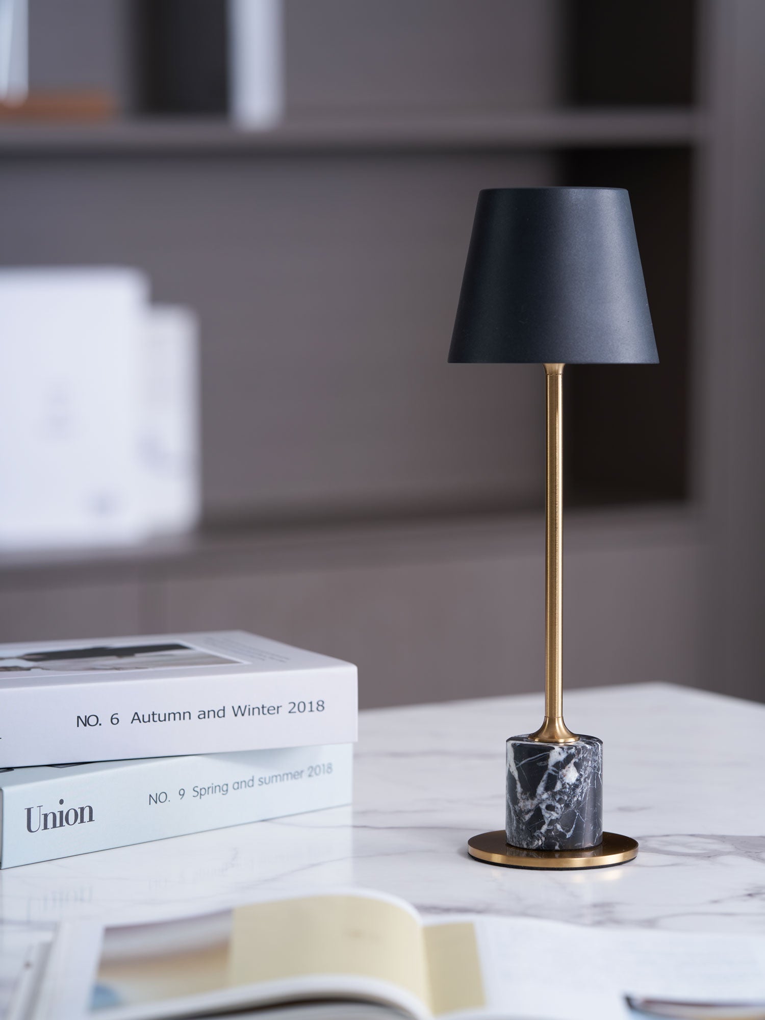 Lampe à poser moderne Alastair en Marbre Noir et doré