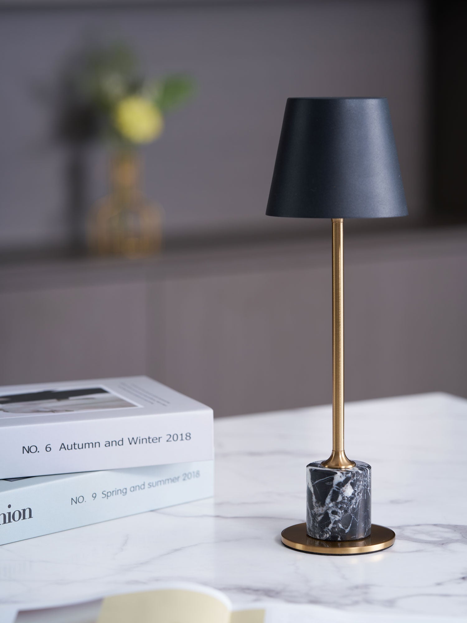 Lampe à poser moderne Alastair en Marbre Noir et doré
