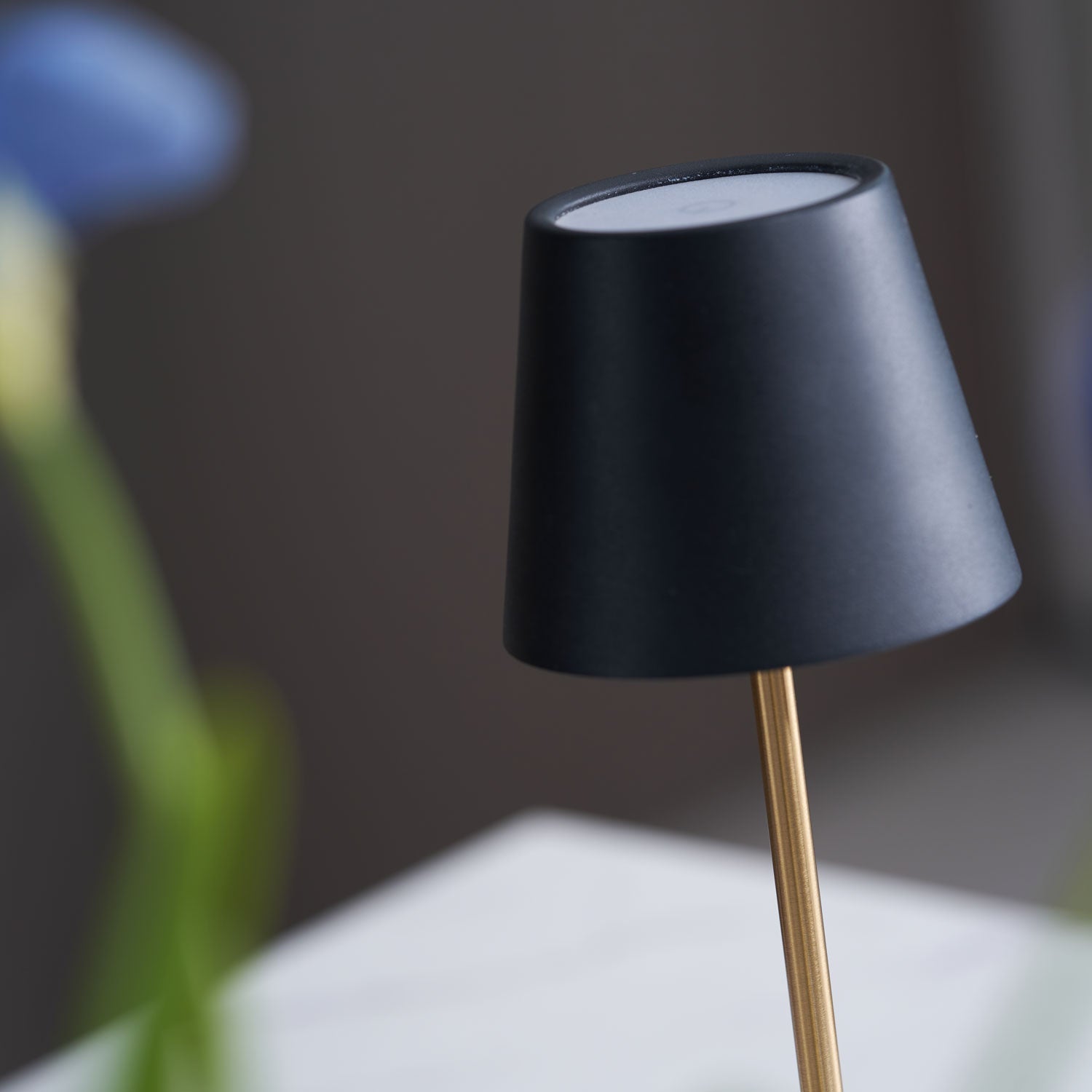 Lampe à poser moderne Alastair en Marbre Noir et doré