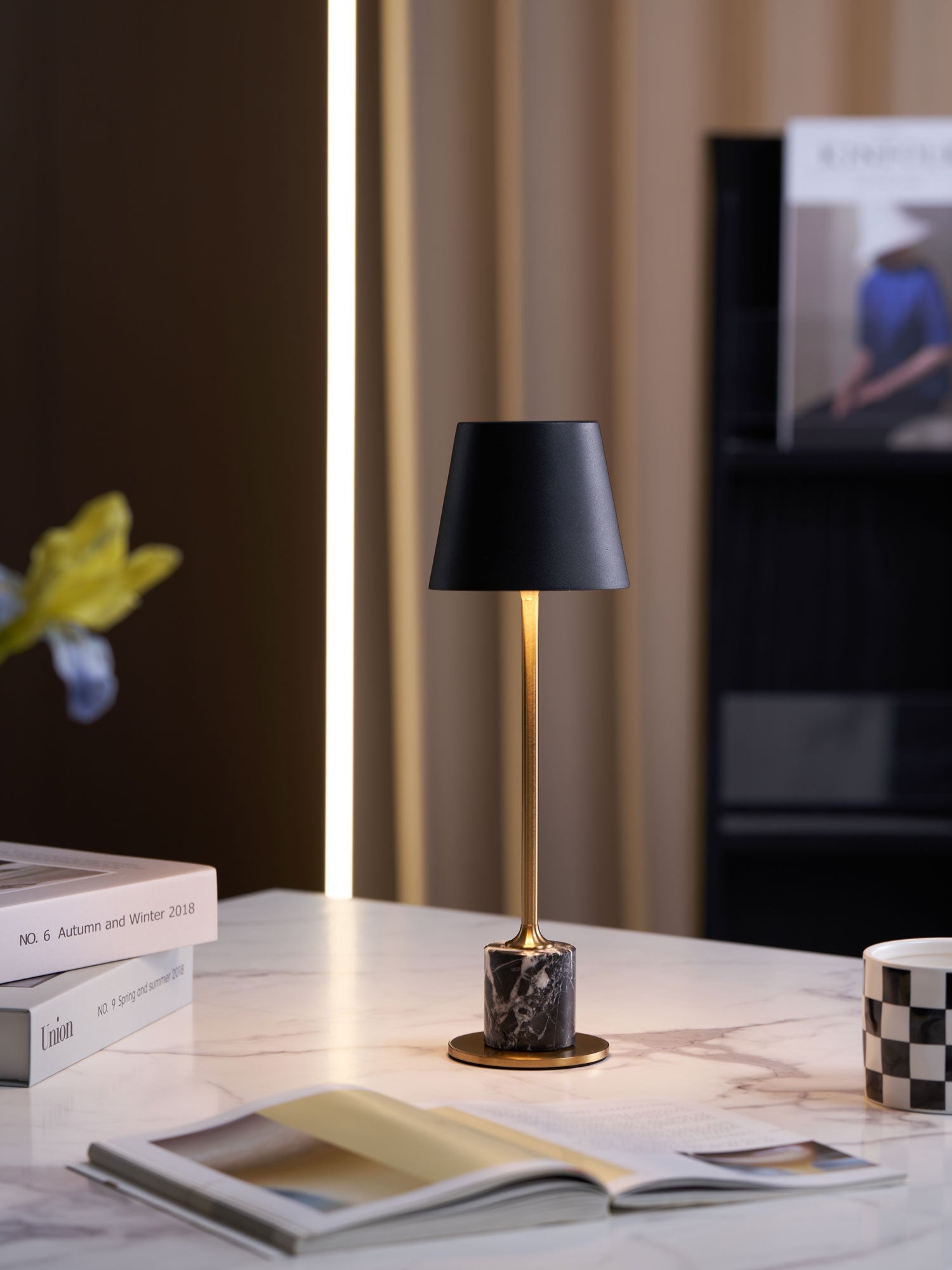 Lampe à poser moderne Alastair en Marbre Noir et doré