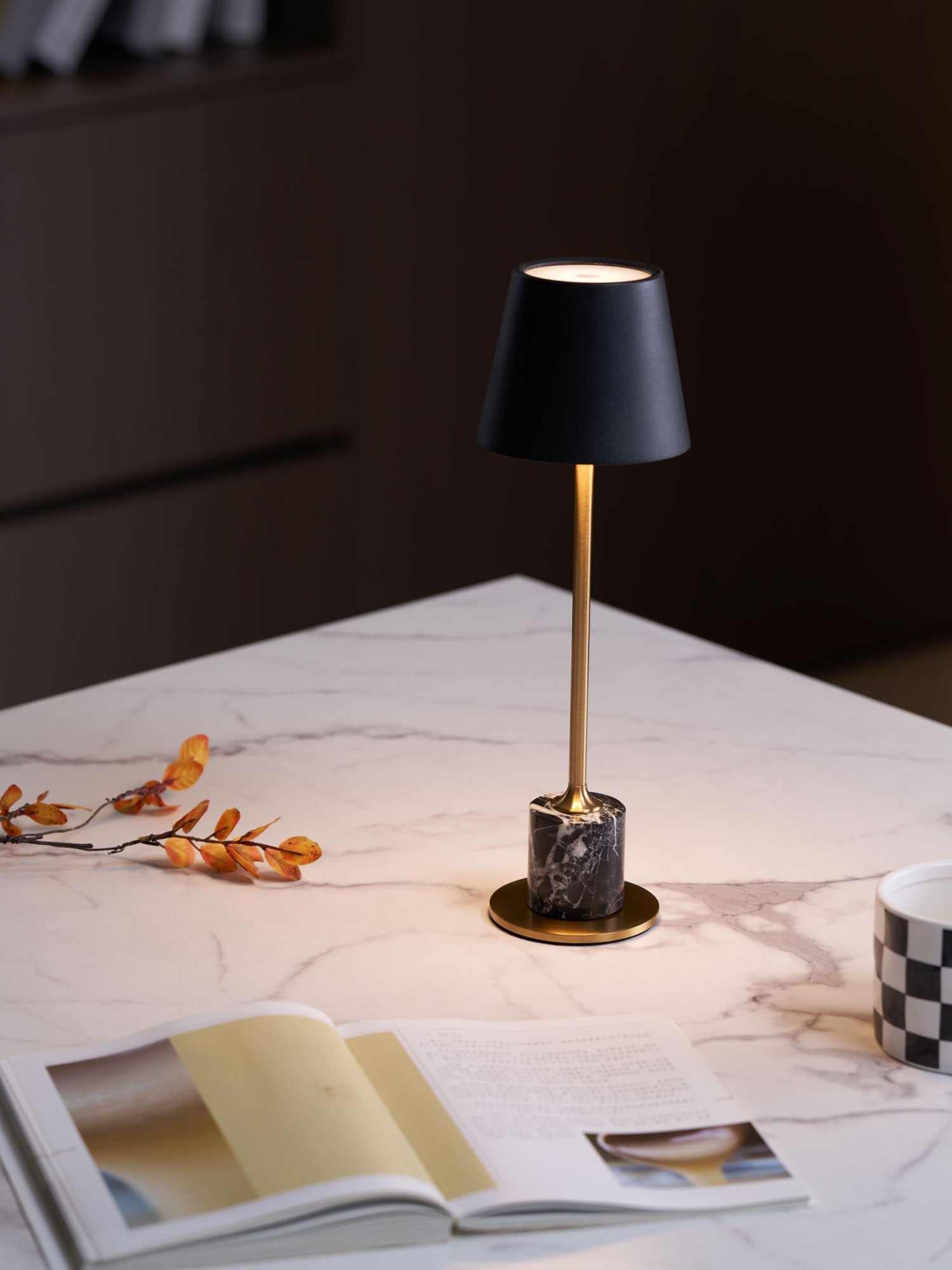 Lampe à poser moderne Alastair en Marbre Noir et doré