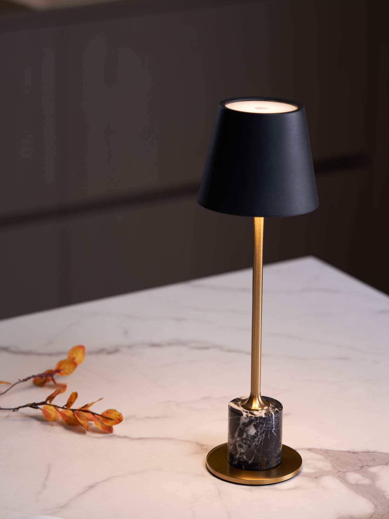 Lampe à poser moderne Alastair en Marbre Noir et doré