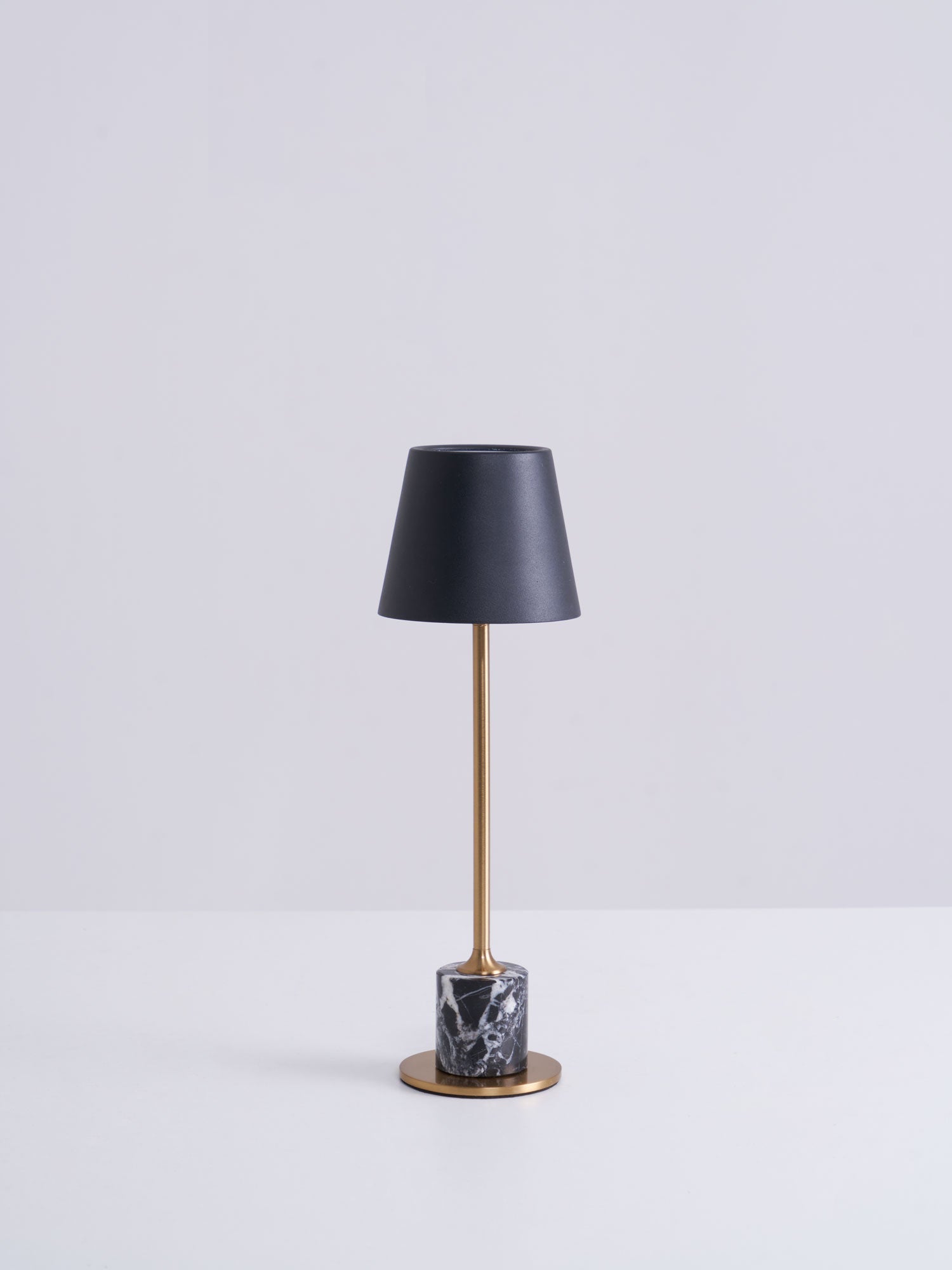 Lampe à poser moderne Alastair en Marbre Noir et doré