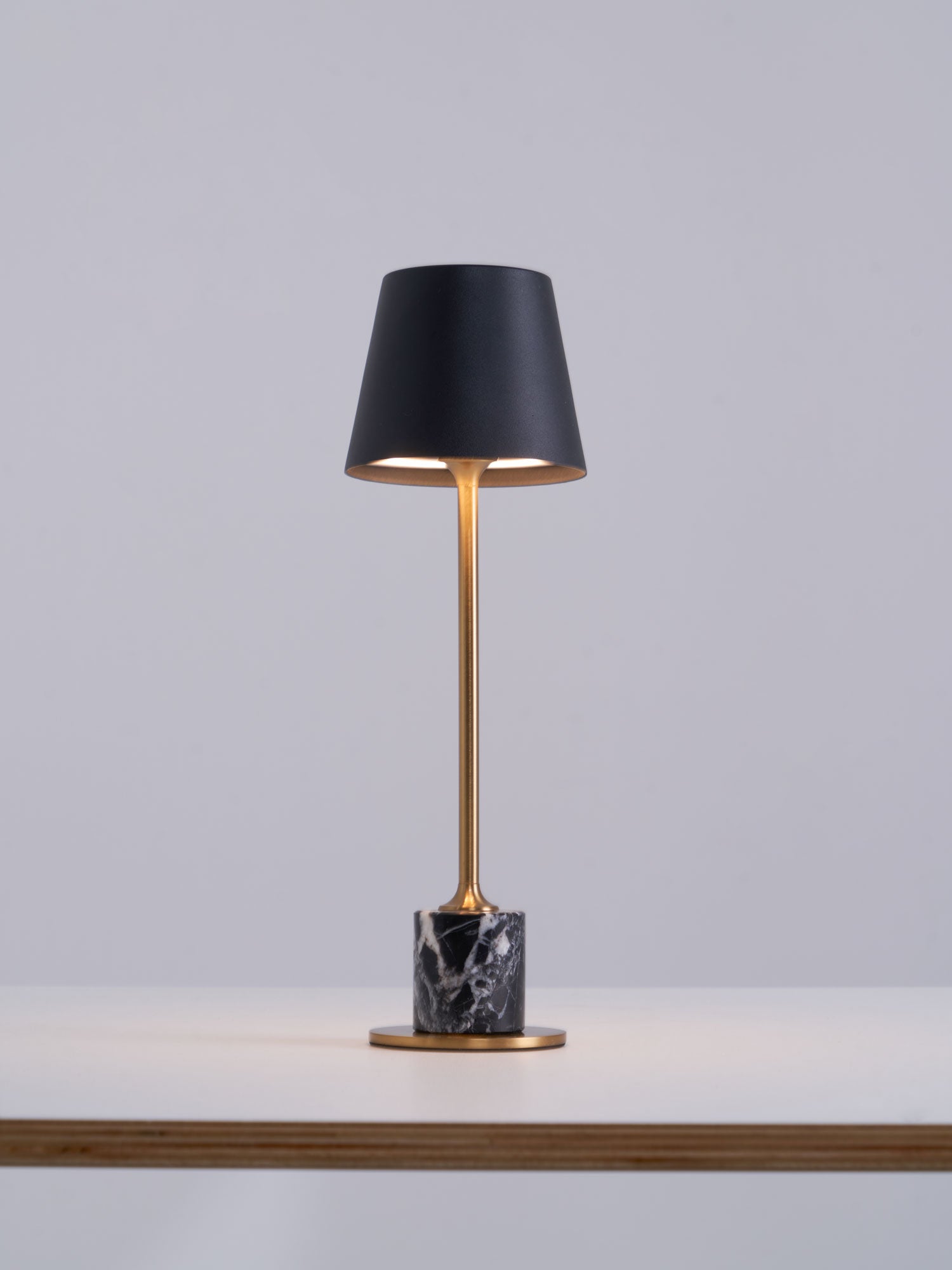 Lampe à poser moderne Alastair en Marbre Noir et doré
