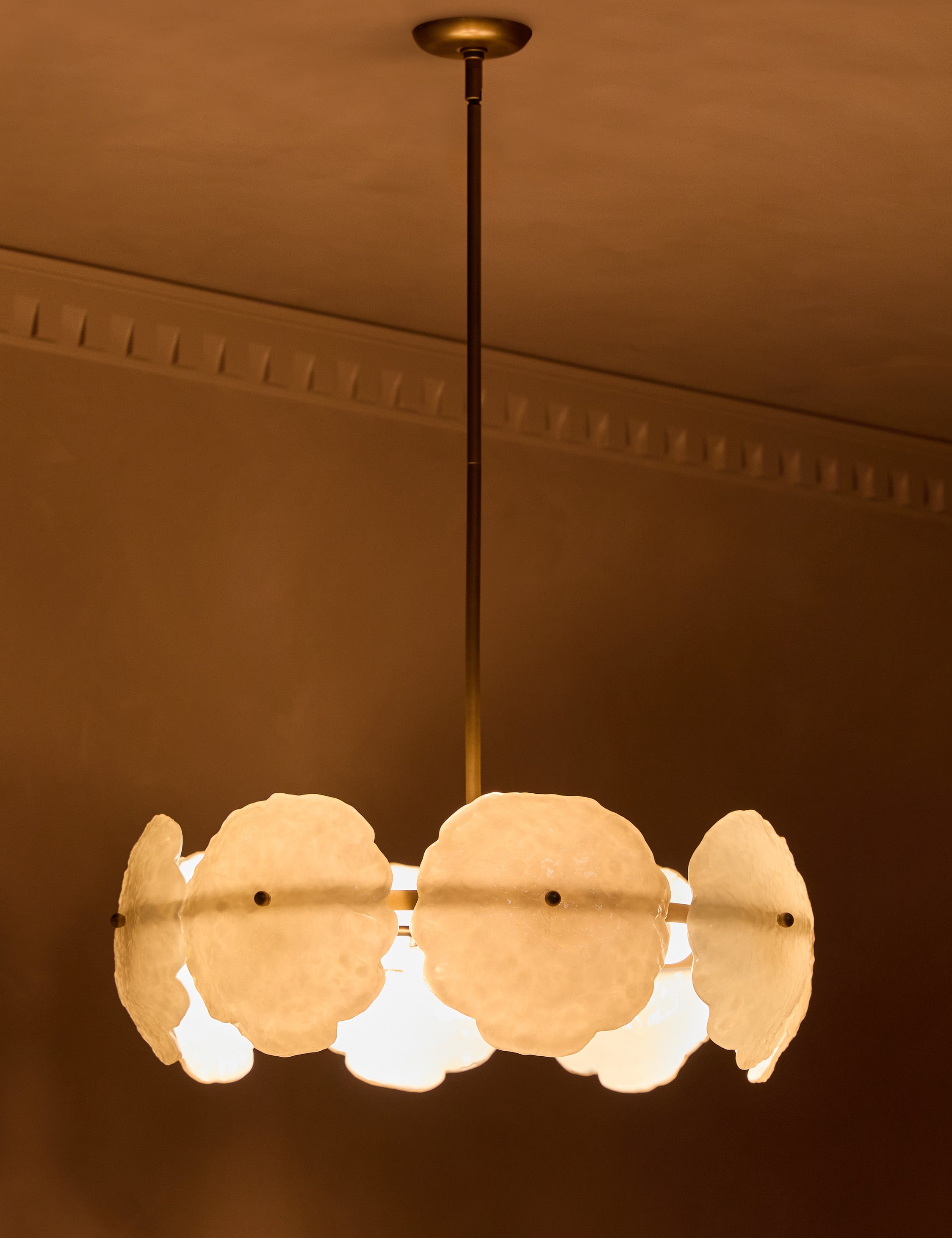 Lustre moderne Herold en laiton ancien - Laiton ancien