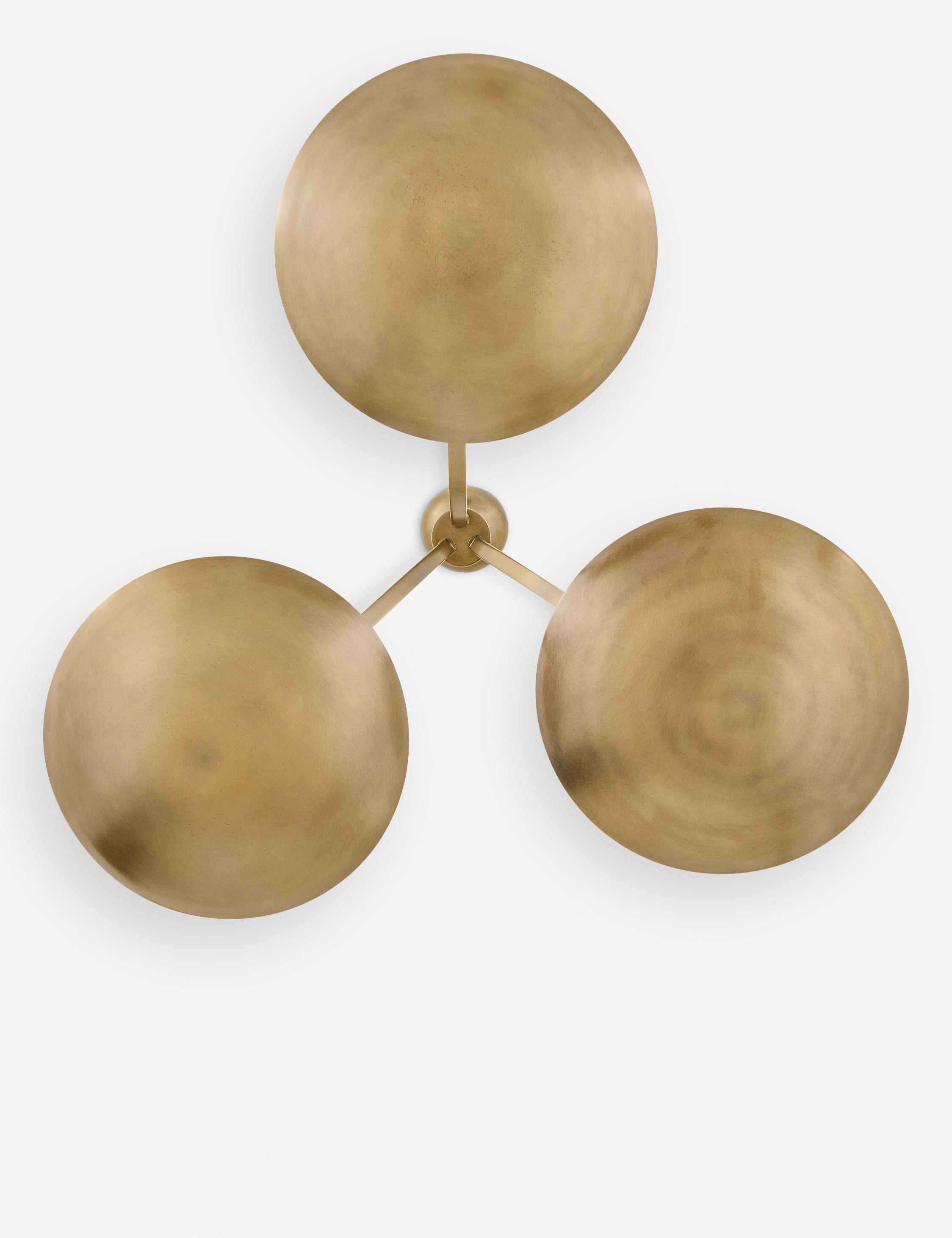 Lustre moderne Halvard en laiton ancien - Laiton ancien