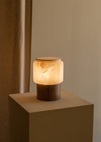 Lampe à poser moderne Hagbart en Albâtre Noyer bois et blanc