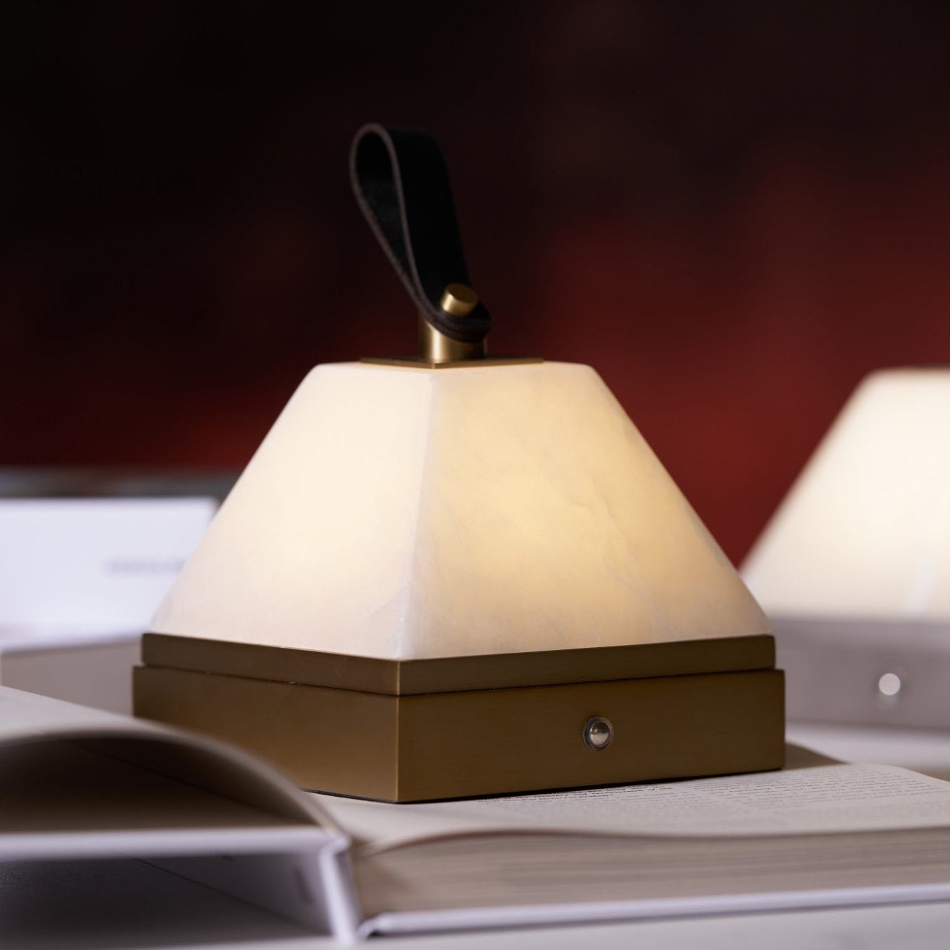 Lampe à poser moderne Archer en Albâtre Or et blanc