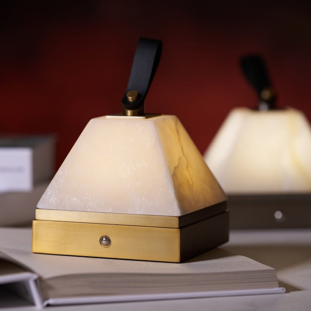 Lampe à poser moderne Archer en Albâtre Or et blanc