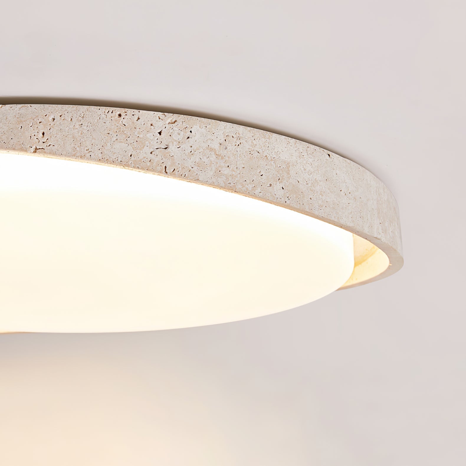 Plafonnier moderne Lamont en Travertin jaune et blanc