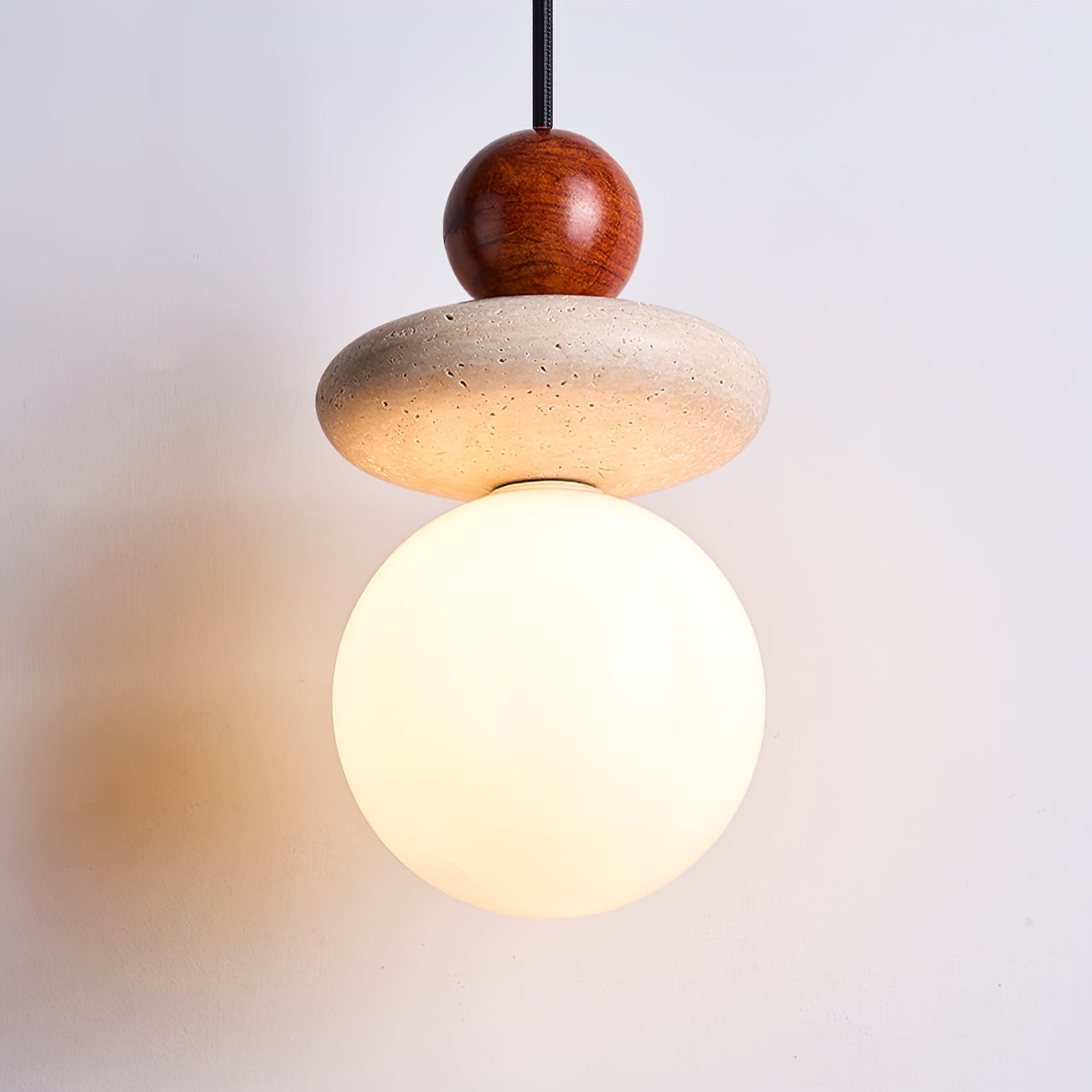 Suspension moderne Orjan en Rouge bois et travertin jaune