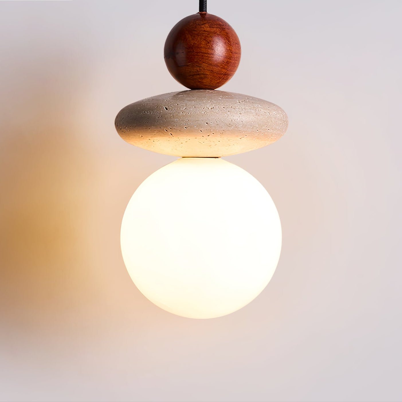 Suspension moderne Orjan en Rouge bois et travertin jaune