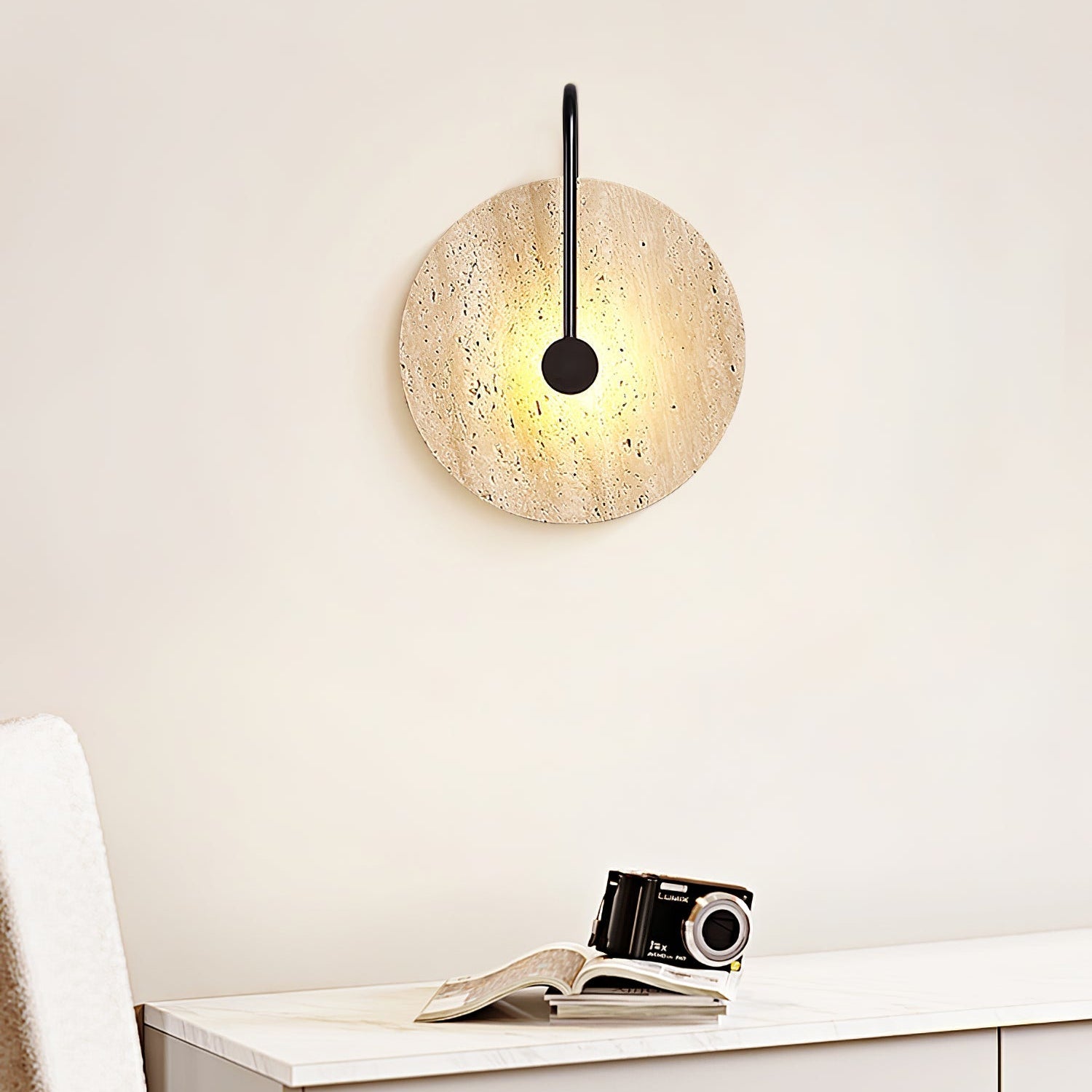 Applique murale moderne Bergthor en Noir et travertin jaune