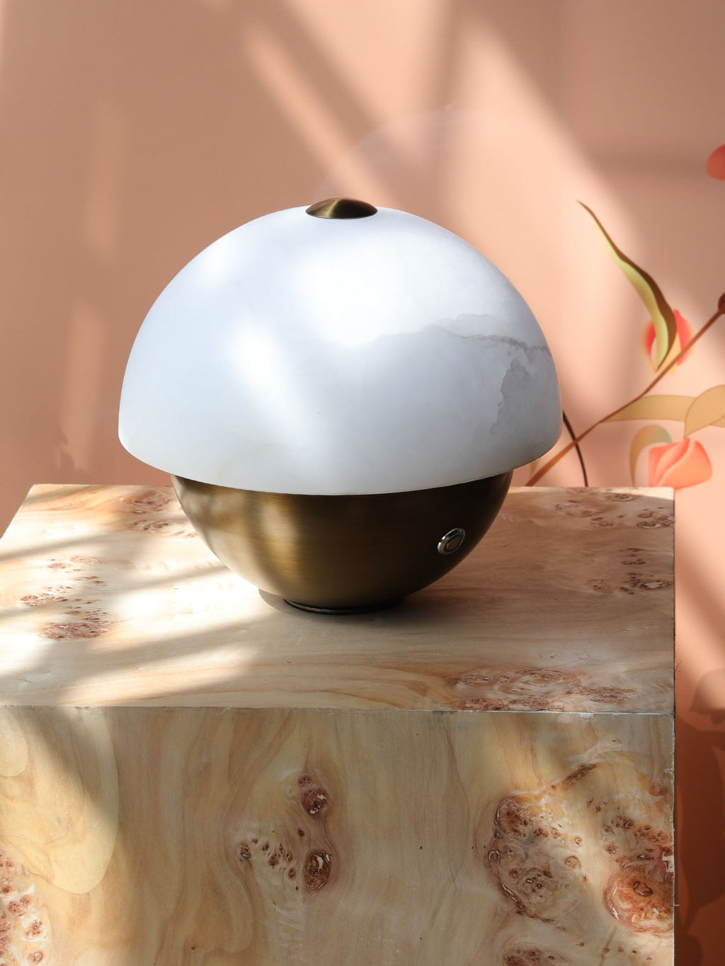 Lampe à poser moderne Loch en Albâtre, pierre Bronze et blanc