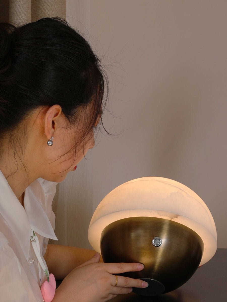Lampe à poser moderne Loch en Albâtre, pierre Bronze et blanc