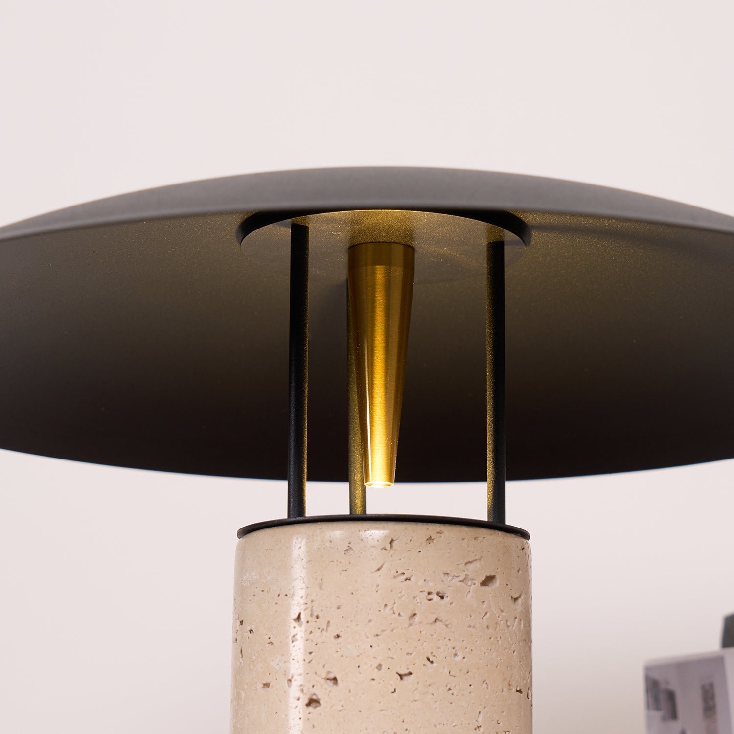 Lampe à poser moderne Loch en Travertin