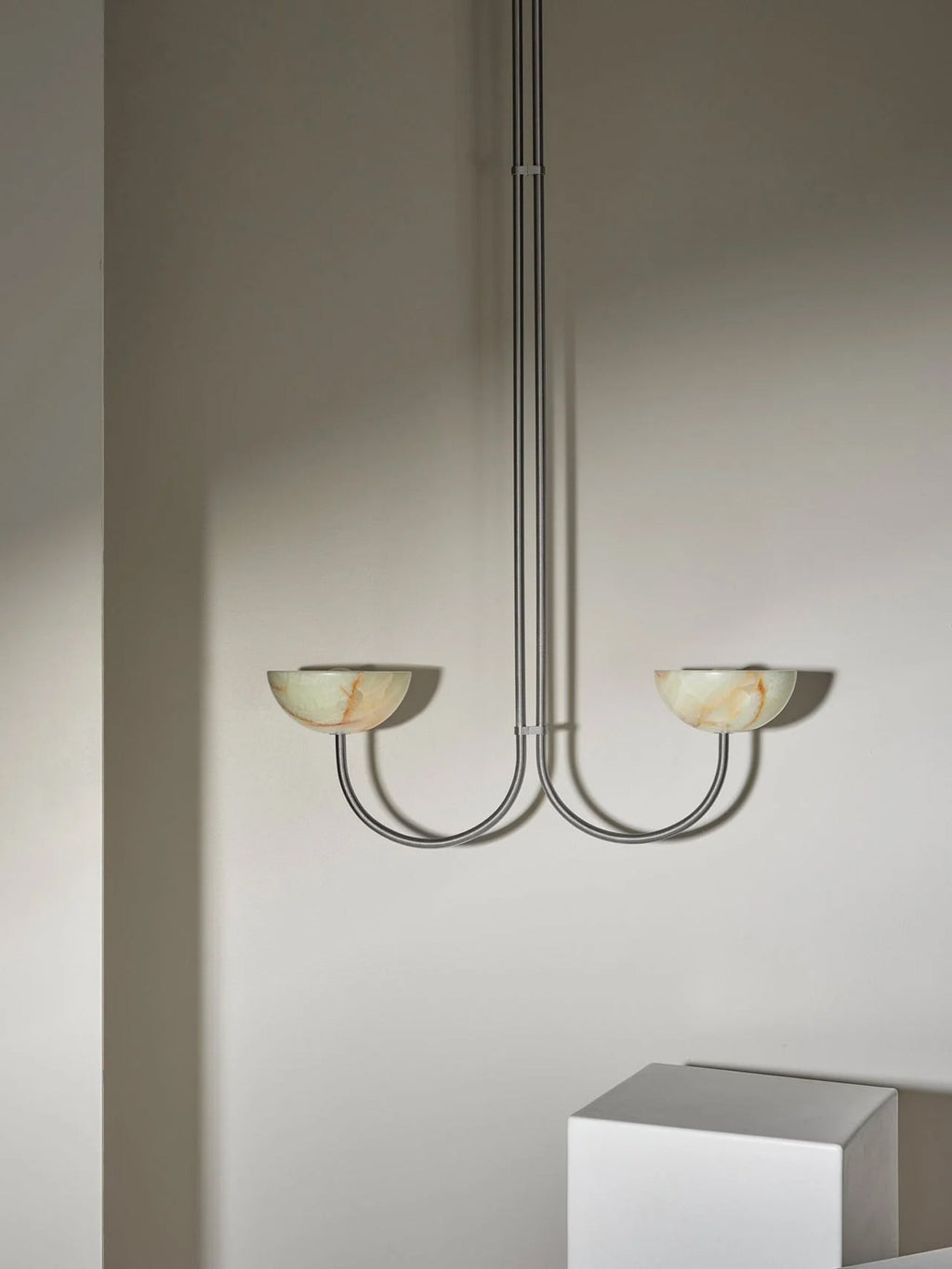 Suspension moderne Warwick en Jade Noir et albâtre blanc