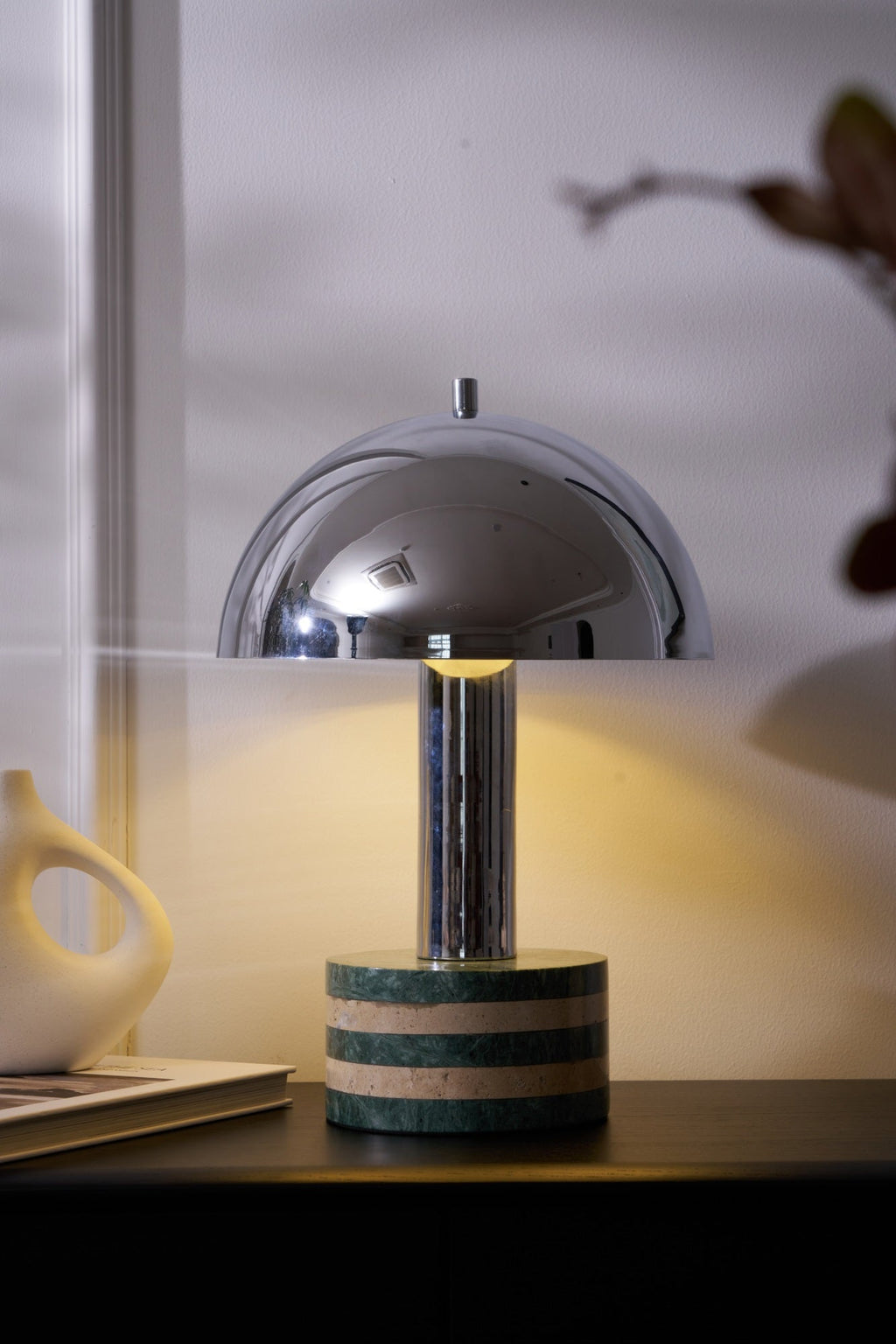 Lampe à poser moderne Agaton en chrome Gris et beige