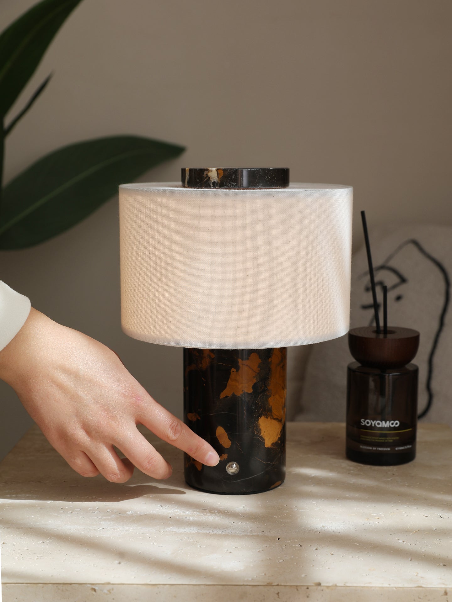 Lampe à poser moderne Rafael en pierre, Travertin Bulgari