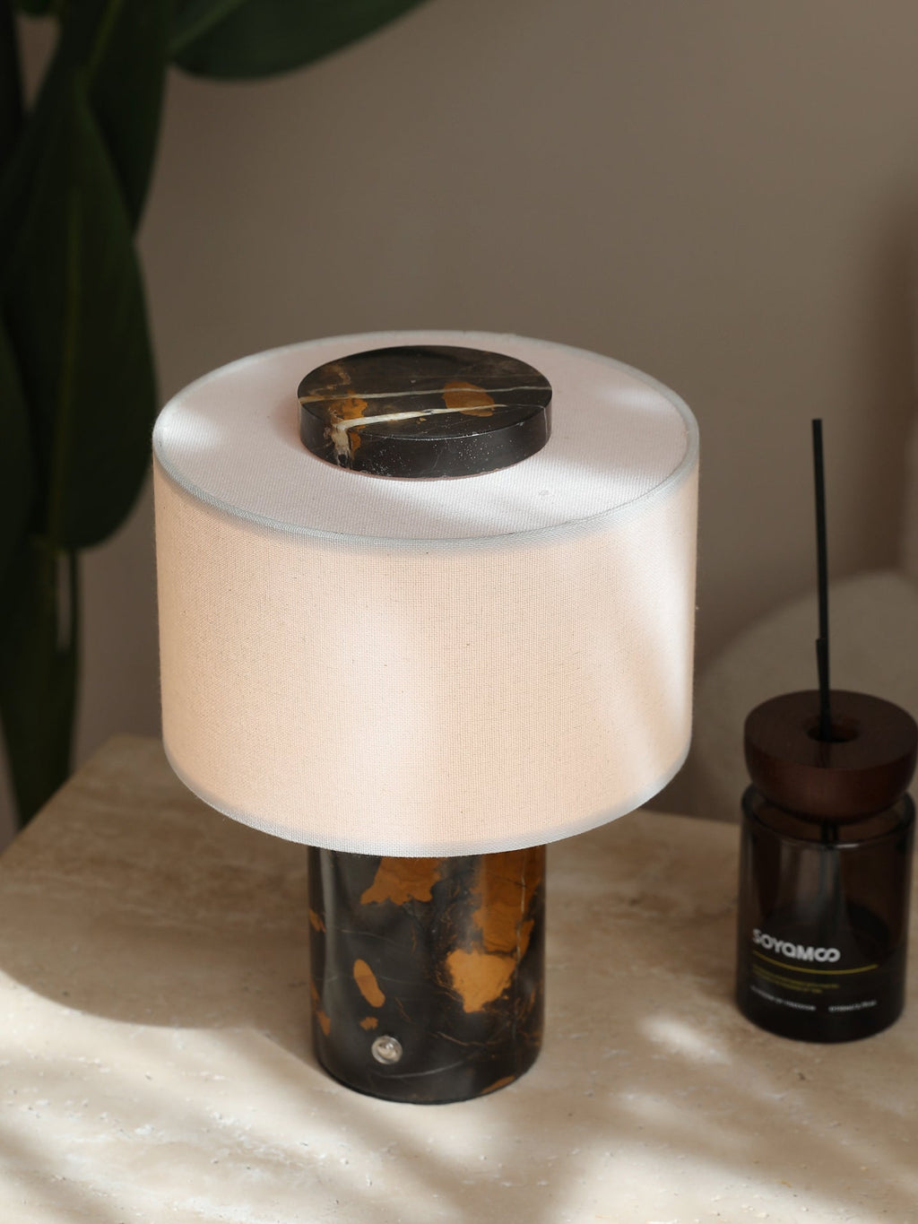 Lampe à poser moderne Rafael en pierre Travertin jaune