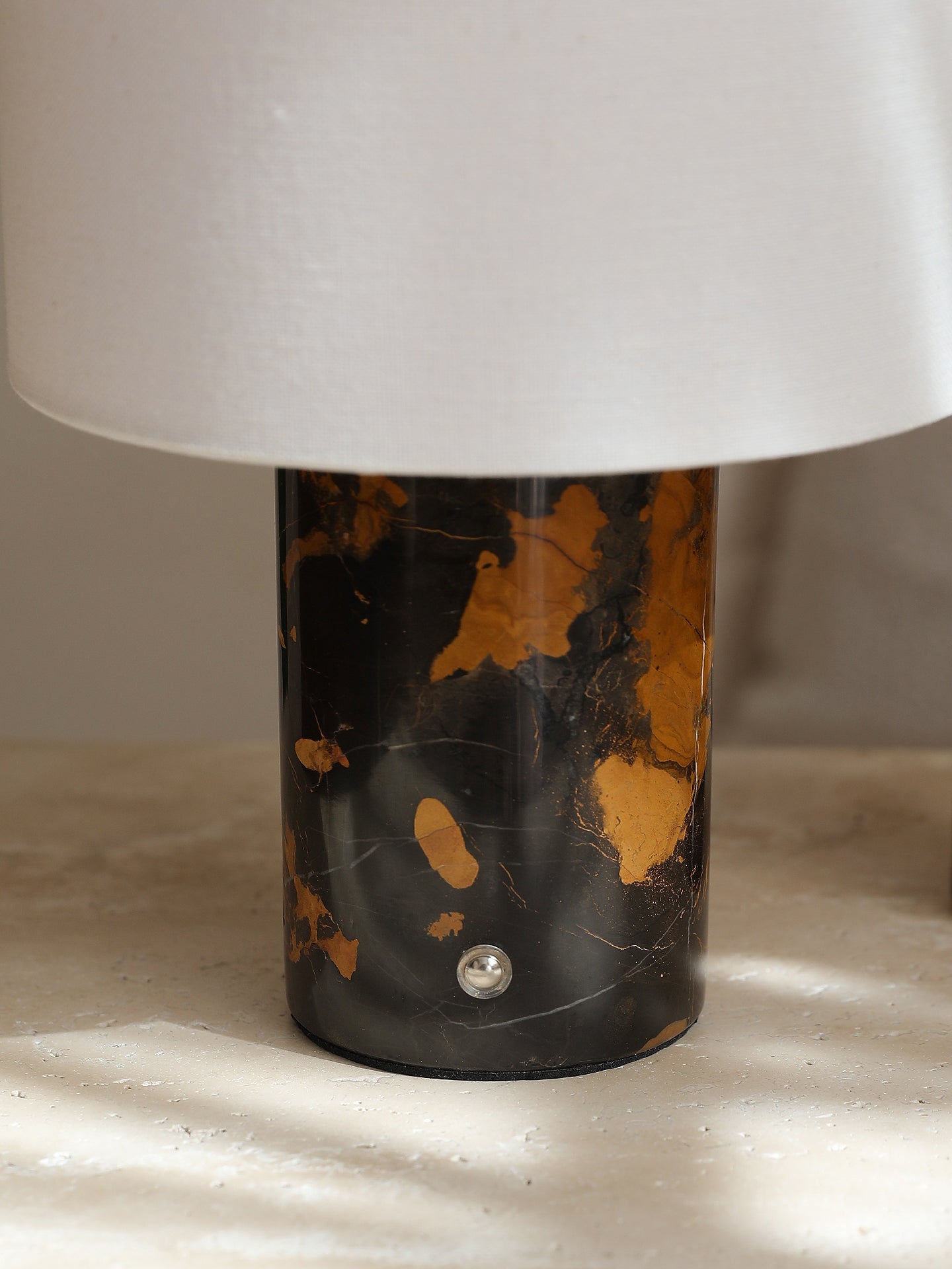 Lampe à poser moderne Rafael en pierre, Travertin Noir et doré