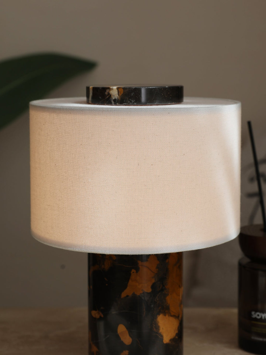 Lampe à poser moderne Rafael en pierre, Travertin Bulgari