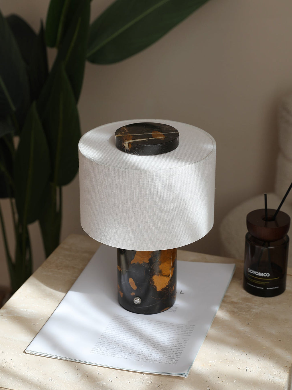 Lampe à poser moderne Rafael en pierre, Travertin Noir et doré