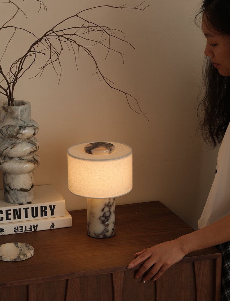 Lampe à poser moderne Rafael en pierre, Travertin Noir et doré