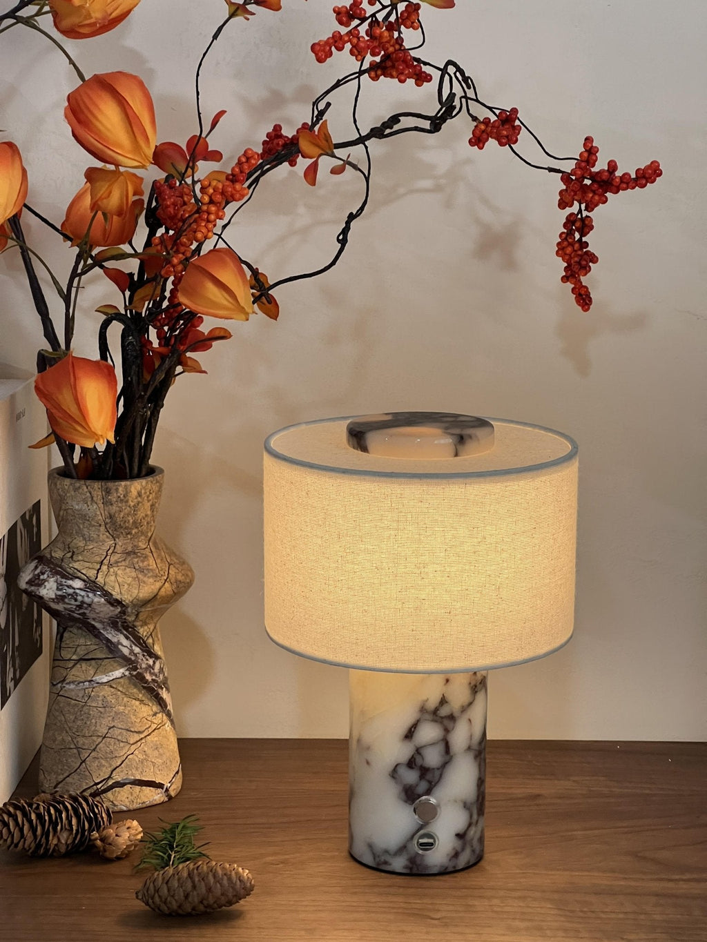 Lampe à poser moderne Rafael en pierre Travertin jaune