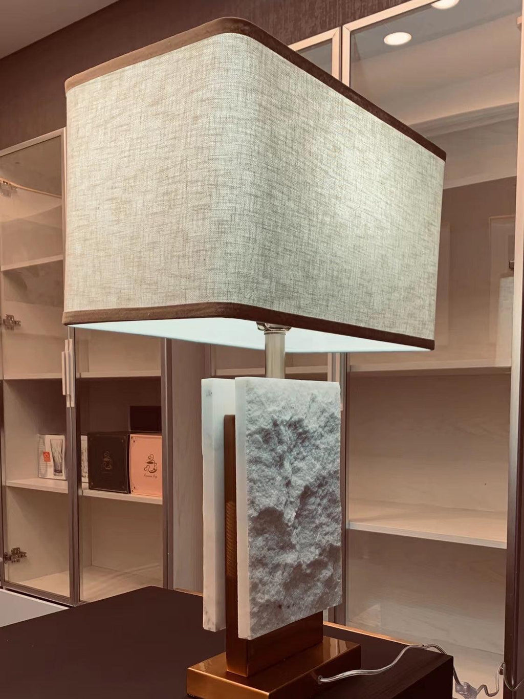Lampe à poser moderne Mox en Marbre, Tissu, Métal Doré et blanc