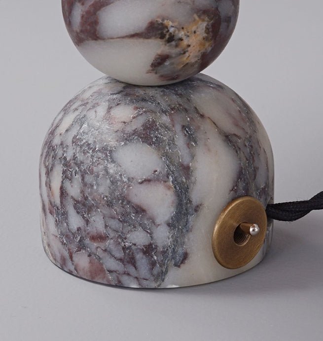 Lampe à poser moderne Eyvindur en Blanc et noir marbre et Rotin naturel