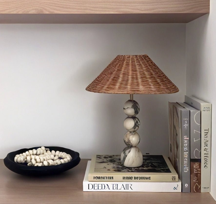 Lampe à poser moderne Eyvindur en Blanc et noir marbre et Rotin naturel