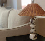 Lampe à poser moderne Eyvindur en Blanc et noir marbre et Rotin naturel