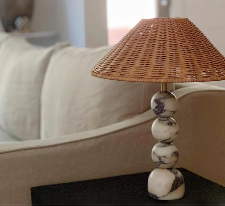 Lampe à poser moderne Eyvindur en Blanc et noir marbre et Rotin naturel
