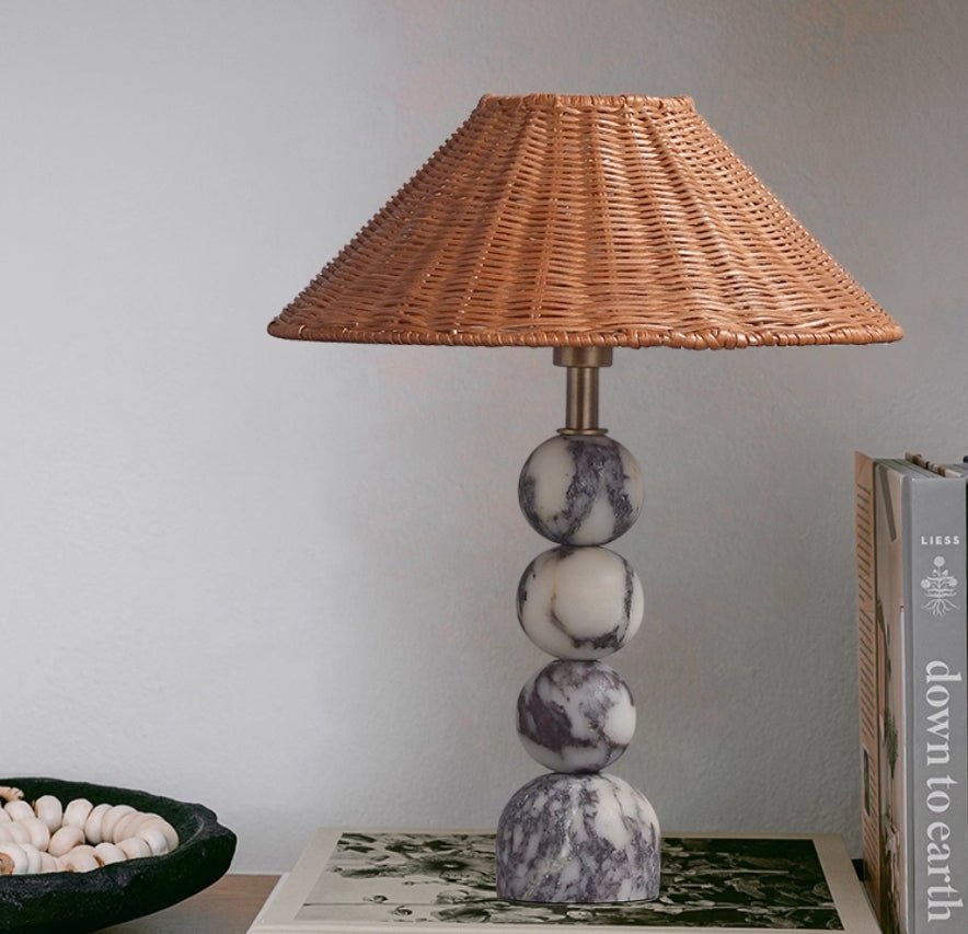 Lampe à poser moderne Eyvindur en Blanc et noir marbre et Rotin naturel