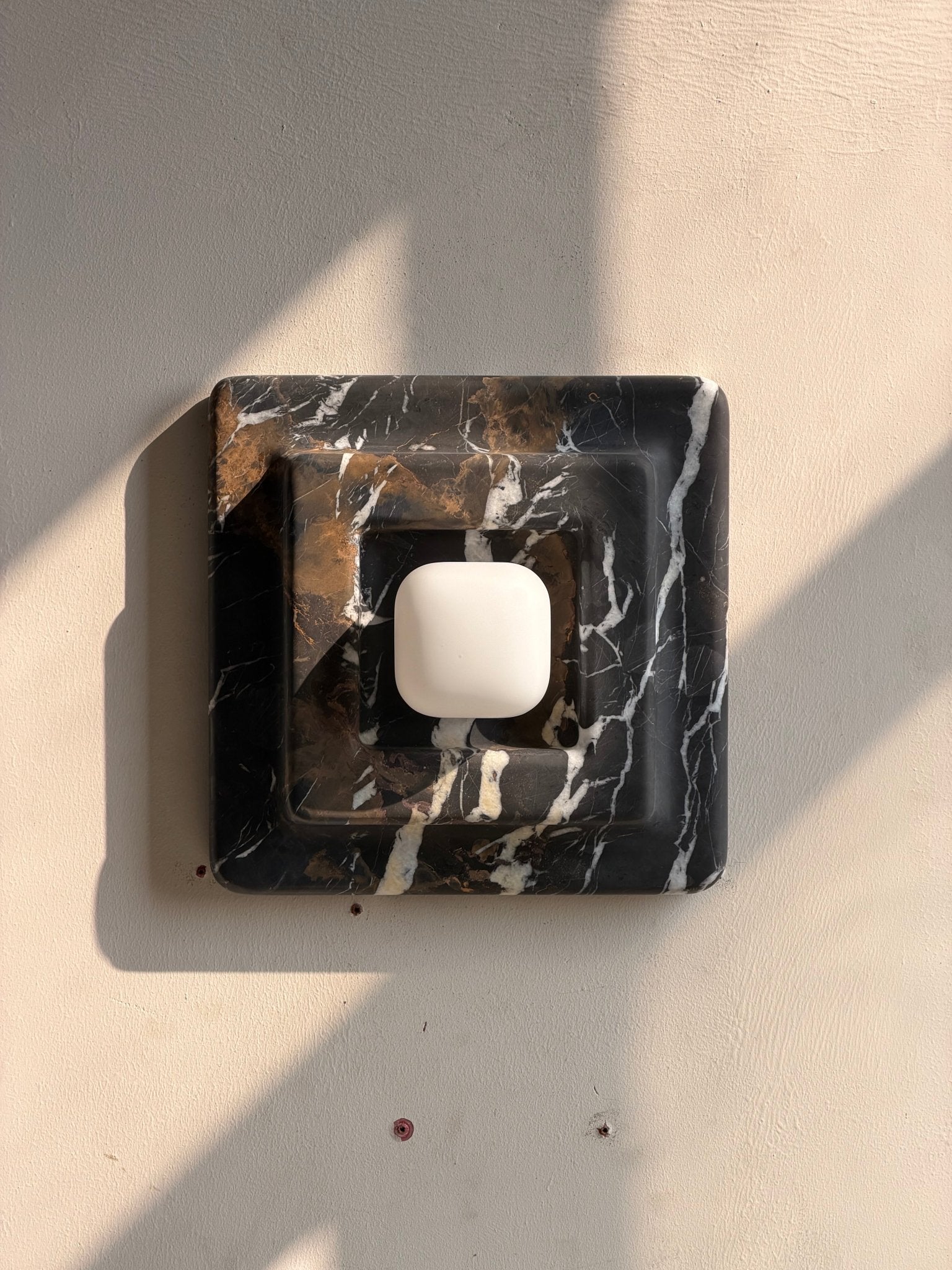 Applique murale moderne Skofte en Métal, Marbre Bvlgari rouge