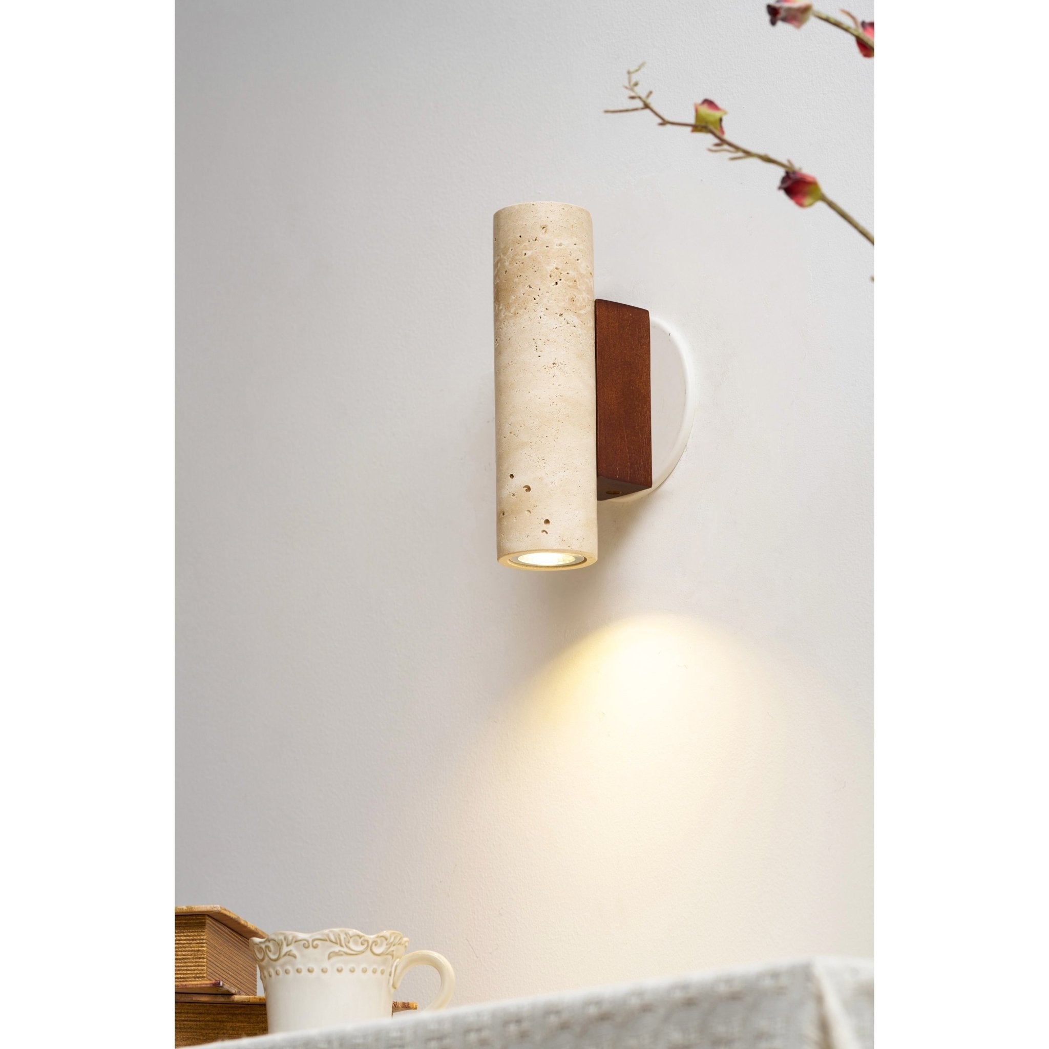 Applique murale moderne Gylfi en Noyer et travertin jaune