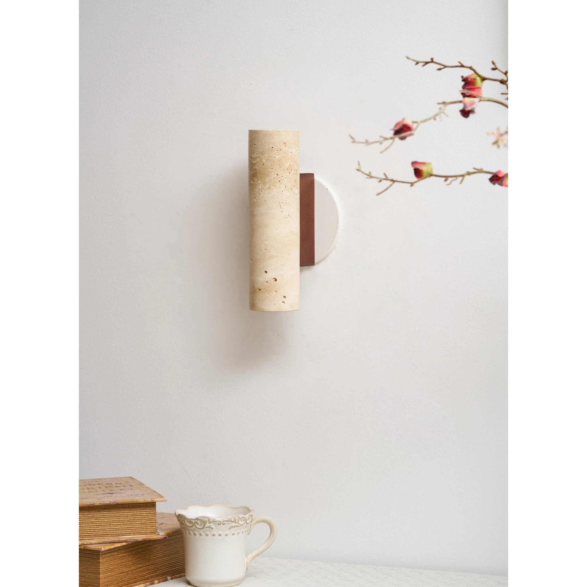 Applique murale moderne Gylfi en Noyer et travertin jaune