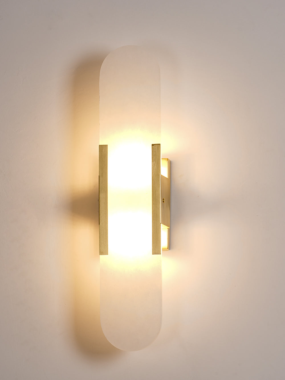 Applique murale moderne Paavo en Albâtre Laiton
