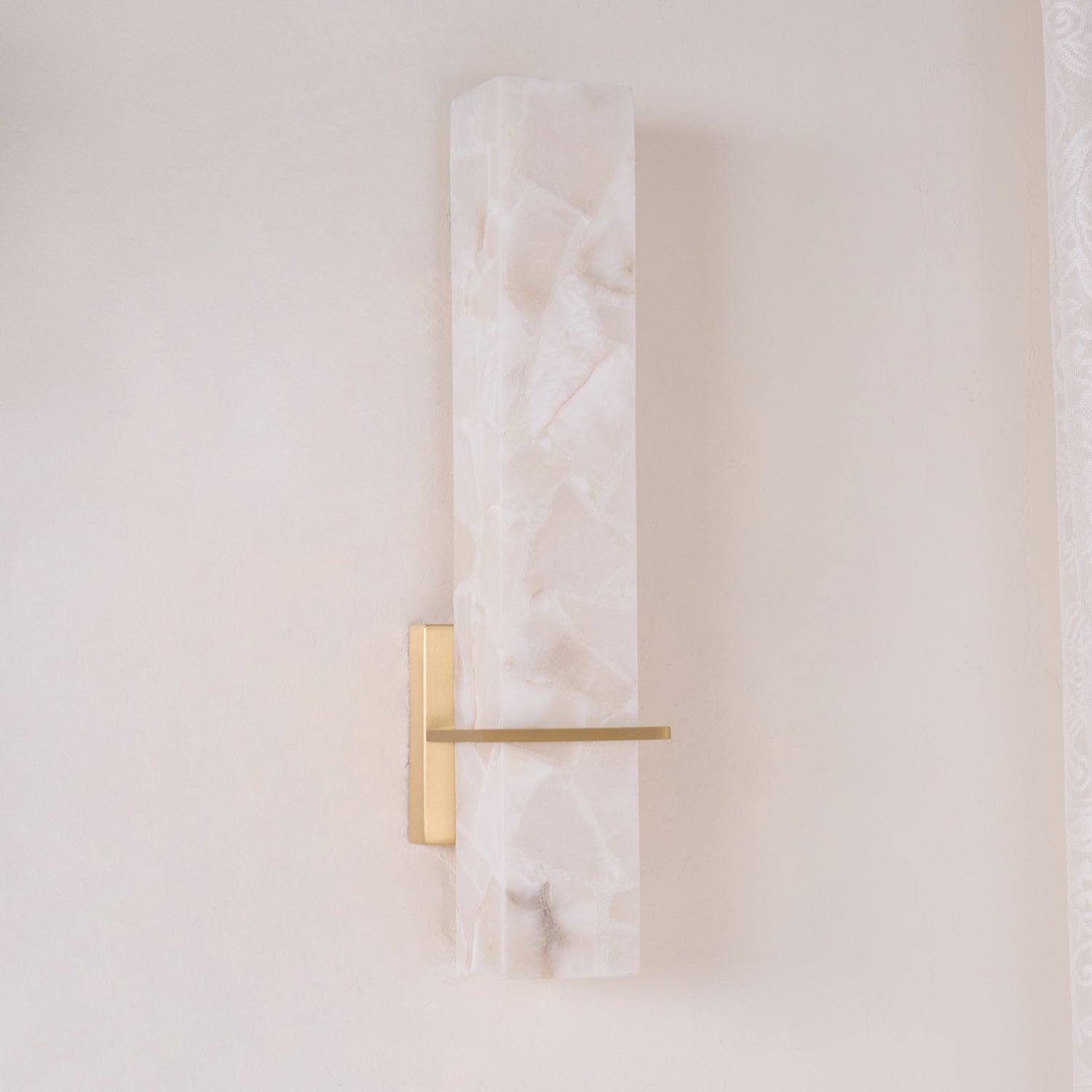 Applique murale moderne Conrad en Albâtre Laiton et blanc