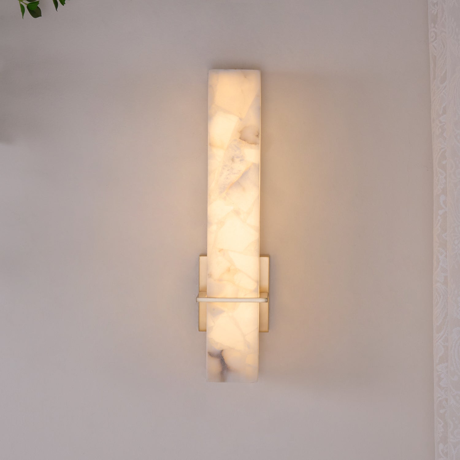 Applique murale moderne Conrad en Albâtre Laiton et blanc