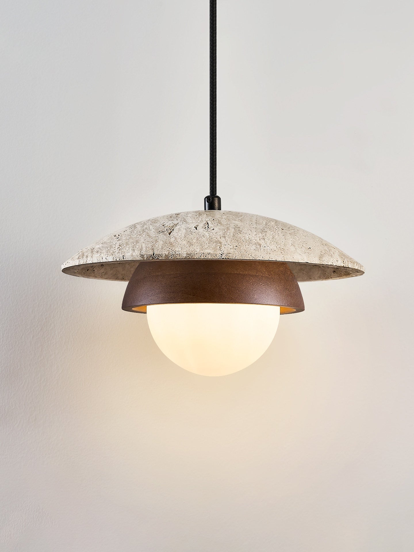 Suspension moderne Albert en Travertin jaune et noyer